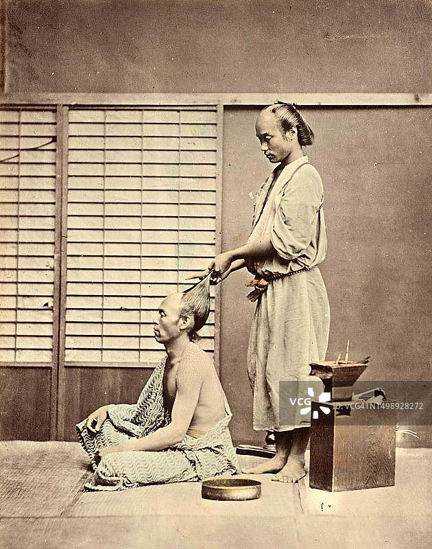 日式理发，理发师与顾客，约1880年，日本，历史，数字修复图片素材