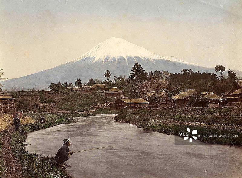 1890年日本大宫村的富士山景色（历史数码修复再版）图片素材