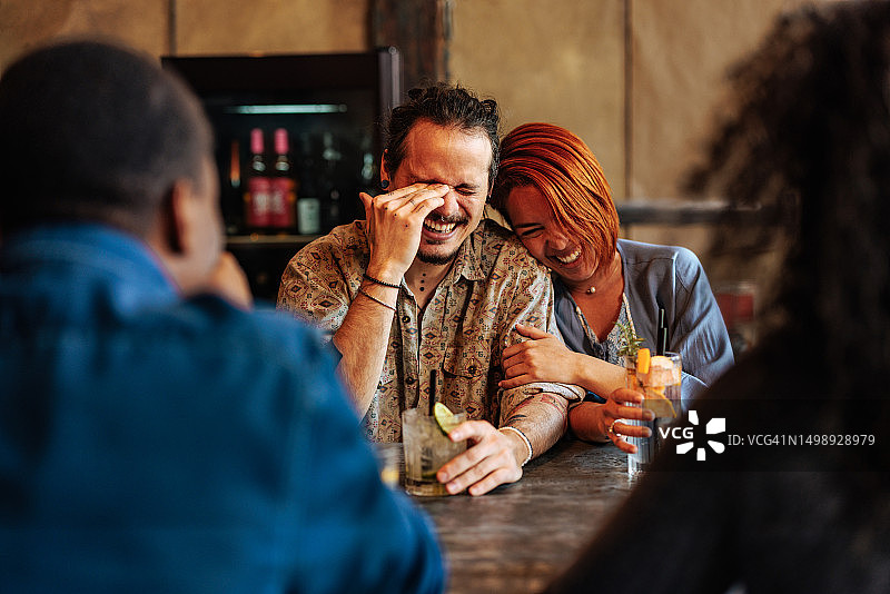 年轻情侣在咖啡馆双人约会时欢笑图片素材