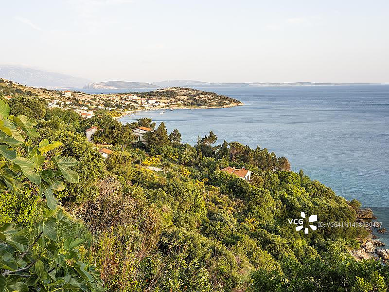 克罗地亚滨海-戈尔斯基科塔尔县克尔克岛斯塔拉巴什卡附近的Stara Baska海湾图片素材