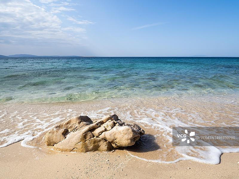 克罗地亚克尔克岛斯塔拉巴斯卡露营地附近的沙滩岩石图片素材