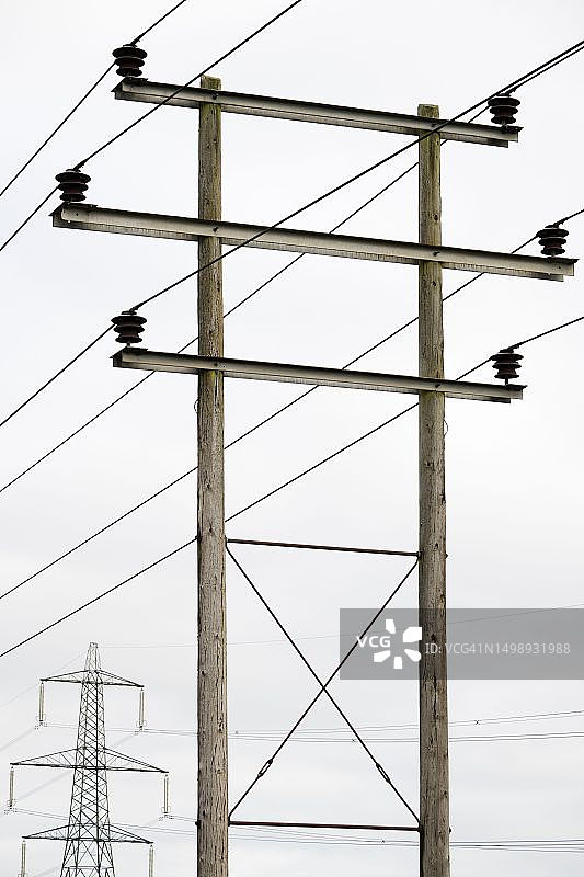 牛津郡肯宁顿草甸上的高低压电塔和电线图片素材