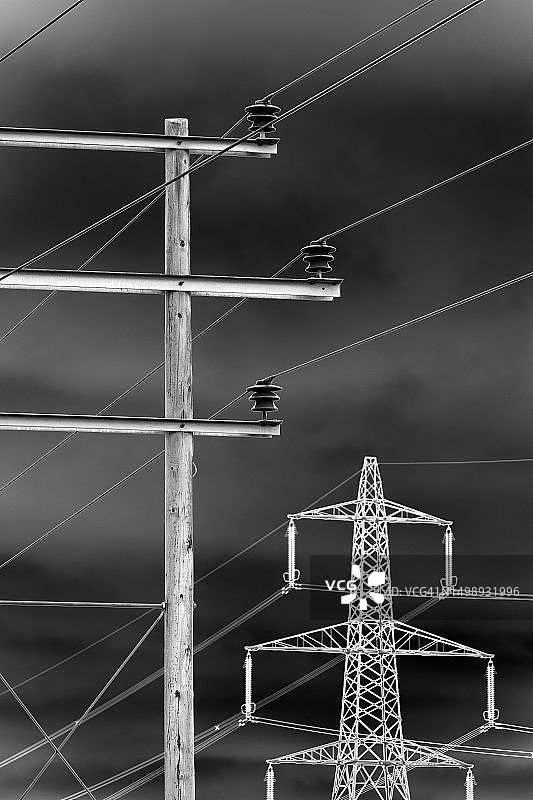 牛津郡肯宁顿草甸上的高低压电塔和电线图片素材