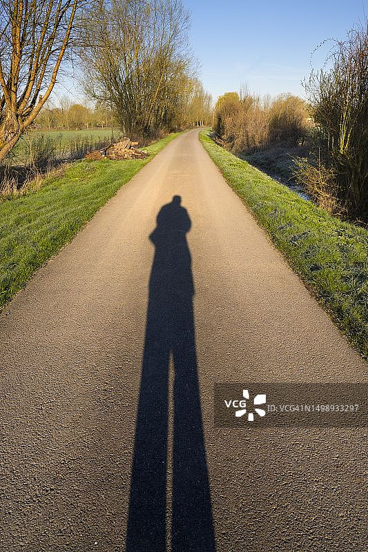 日落时分牛津郡雷德布里奇的输电塔图片素材