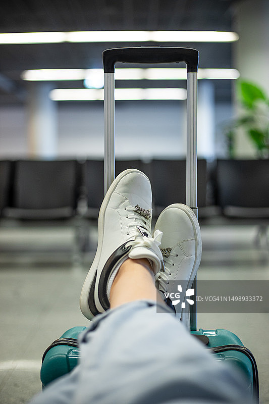 机场候机室内的乘客腿部特写图片素材
