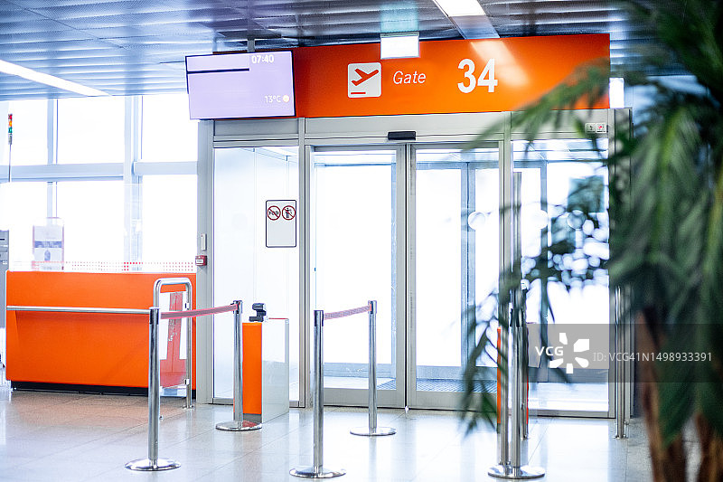 机场入口处及无人接待台照片图片素材