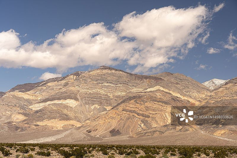 死亡谷国家公园帕纳明特比尤特山顶的古生代岩石和新生代玄武岩图片素材