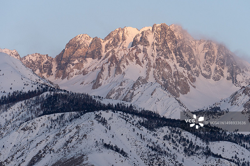 内华达山脉白垩纪花岗闪长岩侵入加利福尼亚州斯普利特山较老的变质沉积岩图片素材
