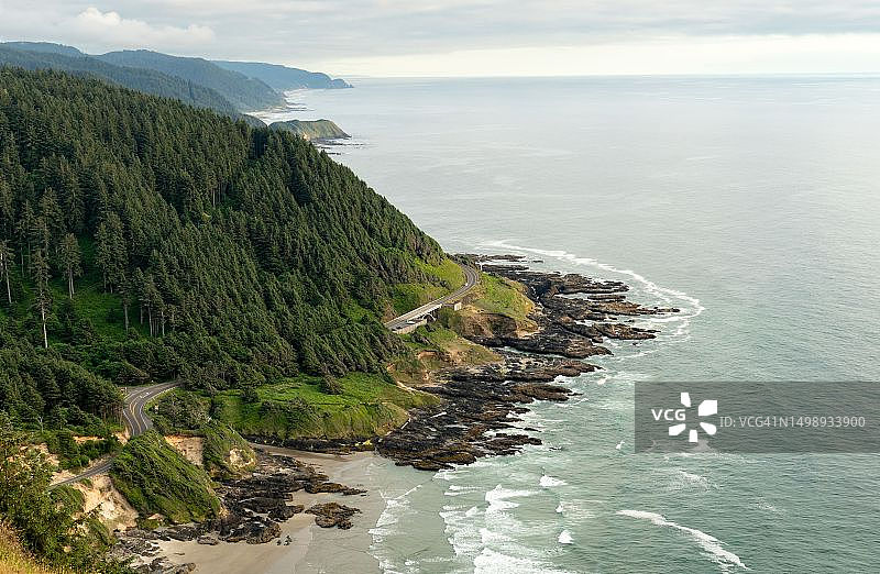 从俄勒冈州珀佩图阿角向南看的隆起的海蚀平台和海岸线图片素材