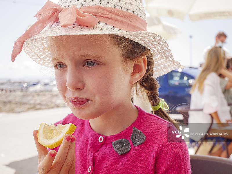 吃酸柠檬的孩子图片素材
