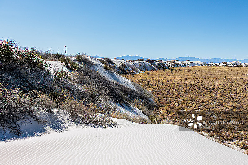 美国新墨西哥州阿拉莫罗多附近奇瓦瓦沙漠和图拉罗萨盆地内的白沙国家纪念碑石膏沙丘图片素材