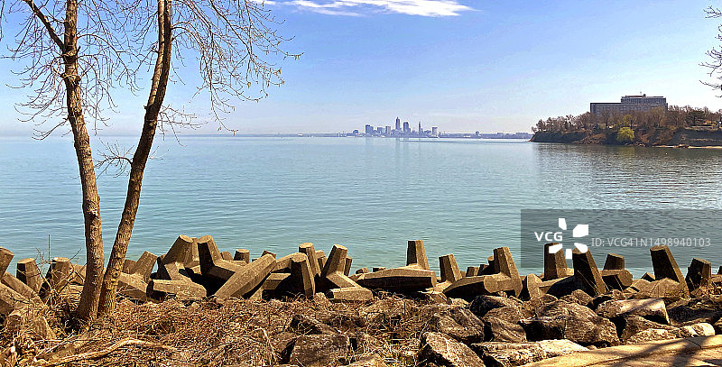 从俄亥俄州莱克伍德公园眺望克利夫兰市的天际线图片素材