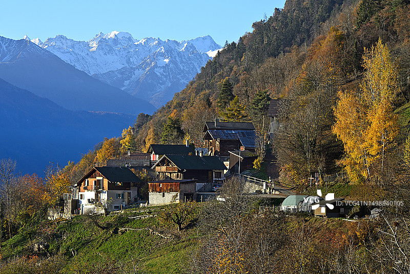 瑞士瓦莱州阳光露台，色彩鲜艳的秋季森林中的莱斯普拉斯村庄图片素材