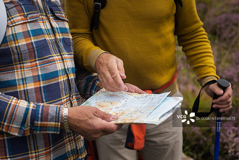 使用地形测量地图进行导航图片素材
