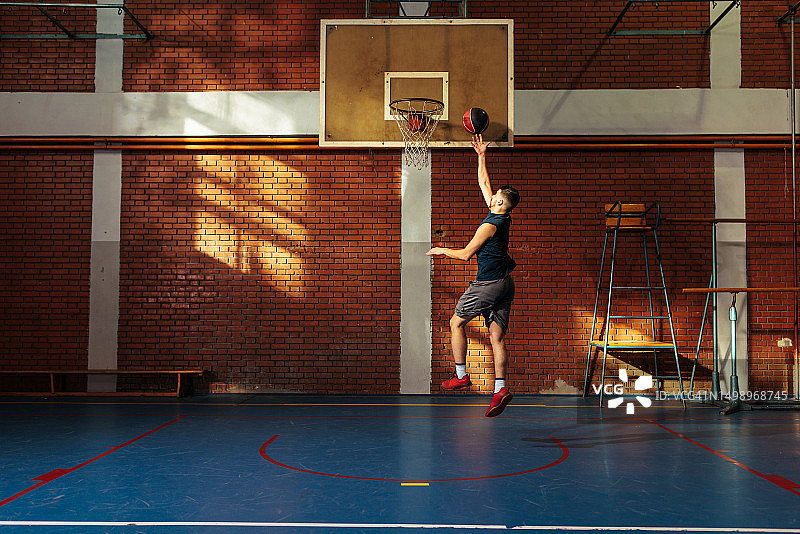 男人在篮球练习中得分图片素材