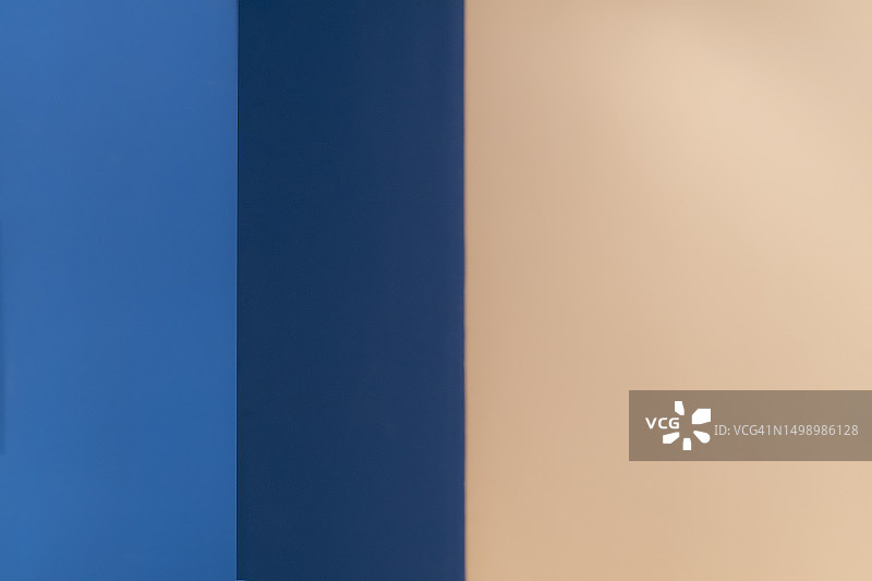 宽阔建筑空间中的色彩和层次图片素材