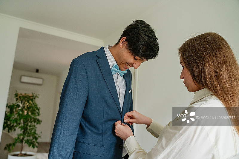 母亲为儿子准备毕业舞会图片素材