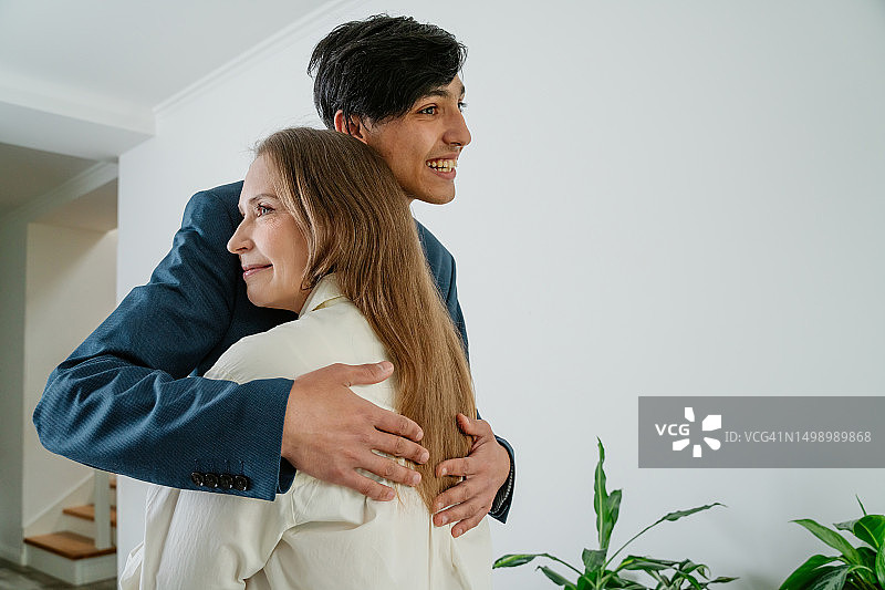 母亲为儿子准备毕业舞会图片素材