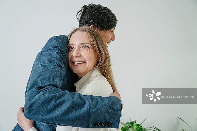 母亲为儿子准备毕业舞会图片素材