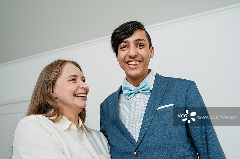 母亲为儿子准备毕业舞会图片素材