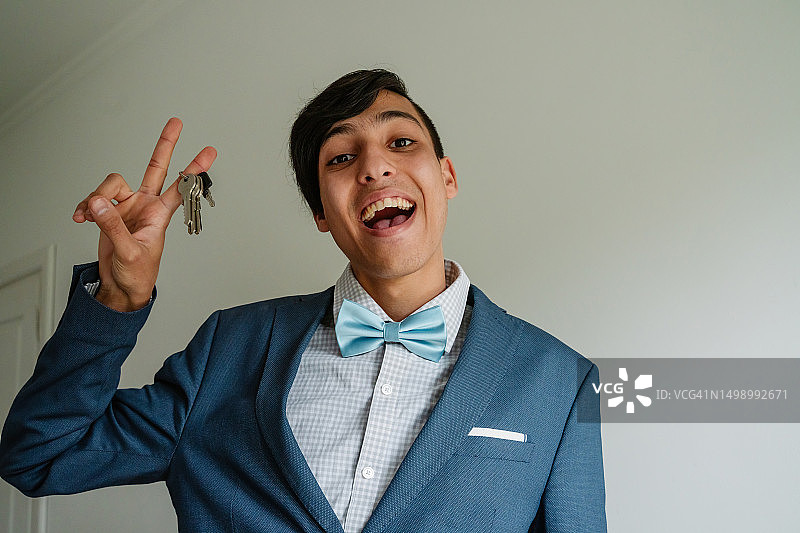 拿着钥匙的18岁男人图片素材