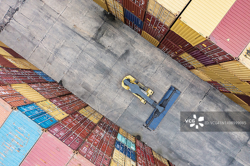叉车在院子里吊起集装箱的俯视图图片素材