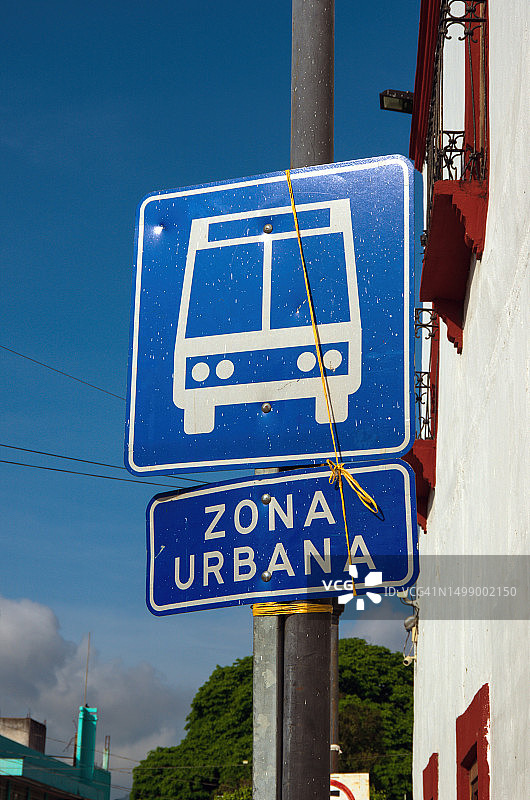 西班牙语公交车站牌：市区图片素材