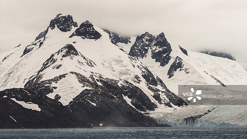 南乔治亚岛海岸冰川和雪山图片素材