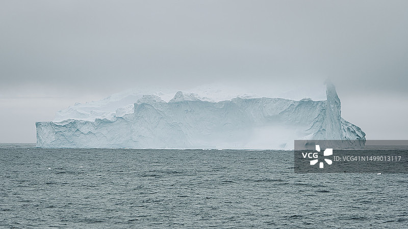 南极海雾中漂浮的巨大冰山图片素材
