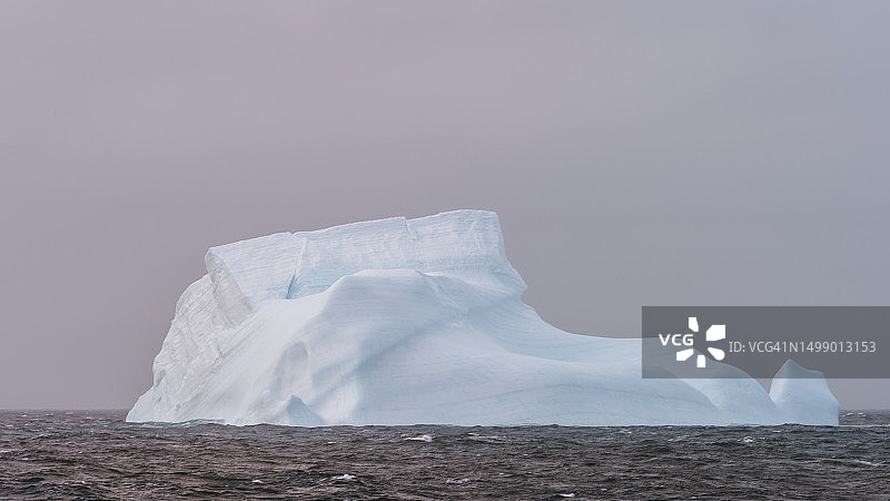漂浮在南极海上的巨大冰山图片素材
