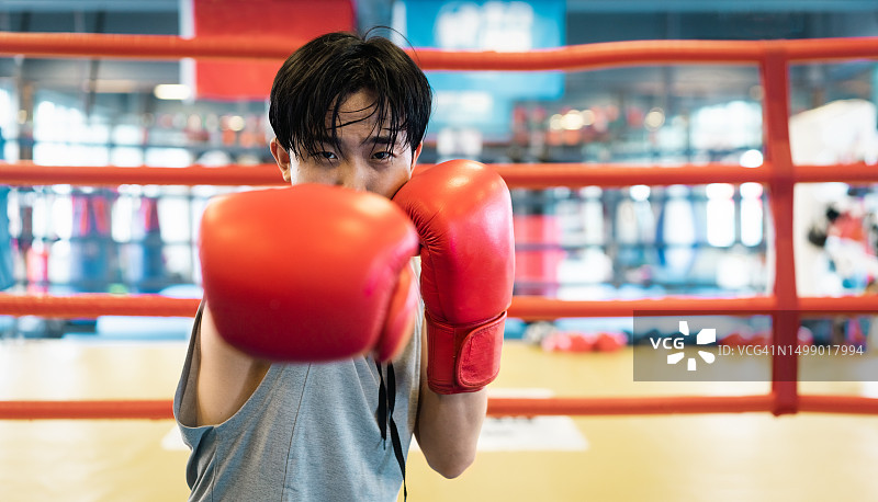戴着拳击手套的男性拳击手正在出拳图片素材