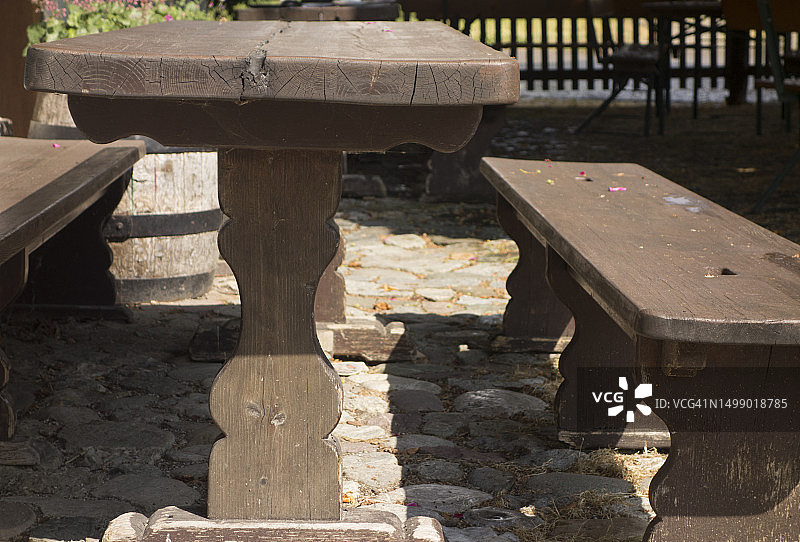 木制长椅和桌子图片素材