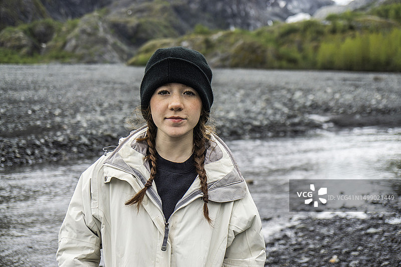 站在阿拉斯加河前的少女肖像图片素材