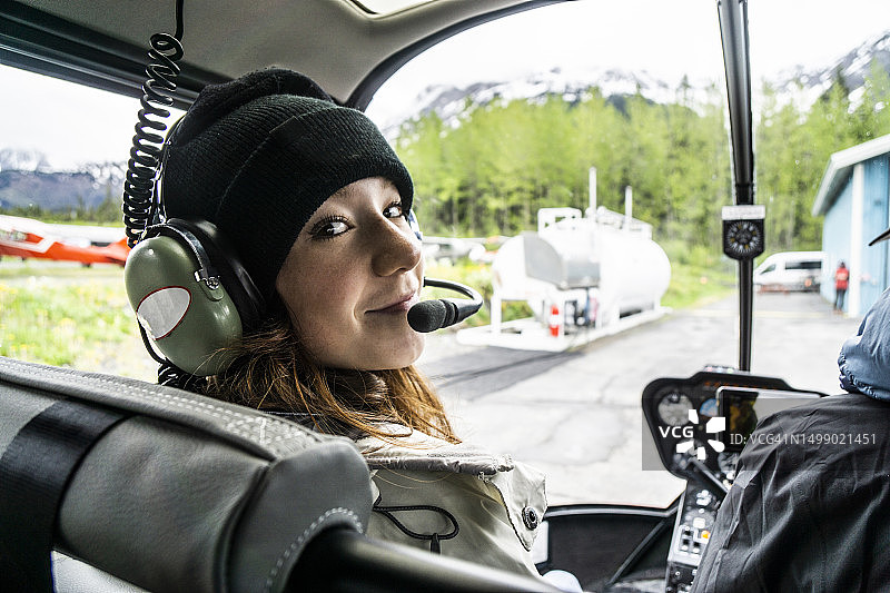 少女坐在直升机里戴着耳机图片素材