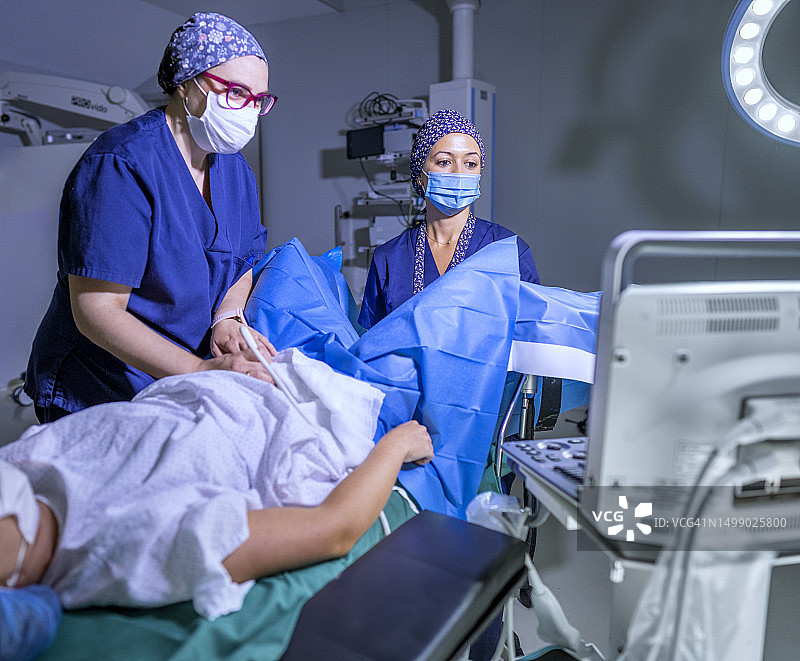 医院手术室：卵巢穿刺，卵母细胞取出图片素材