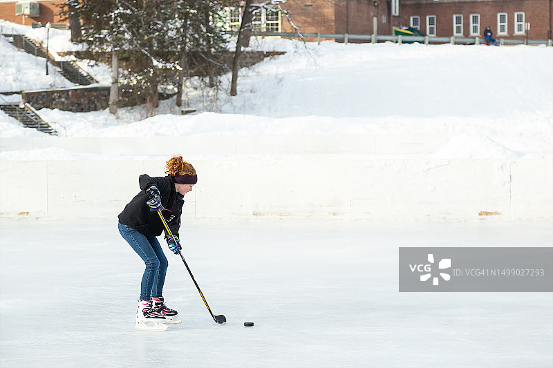在冬季练习冰球的女孩图片素材