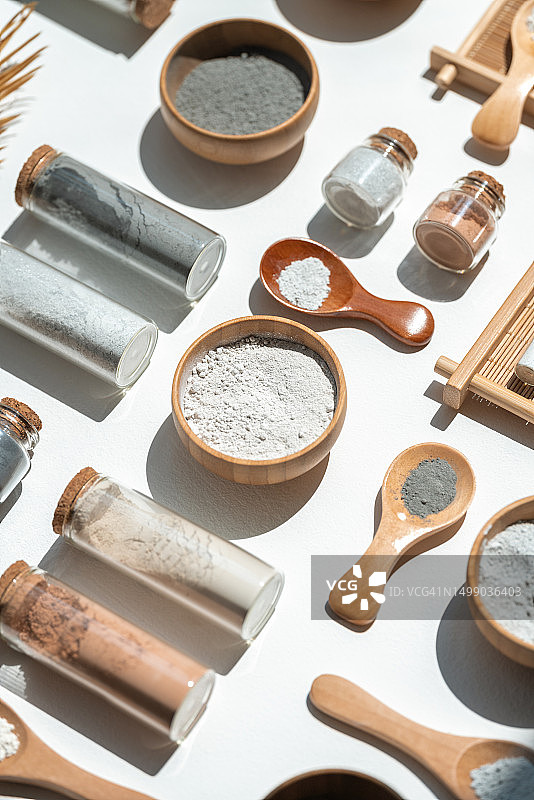 颜料管、勺子和装有不同颜色粘土粉末的碗图片素材