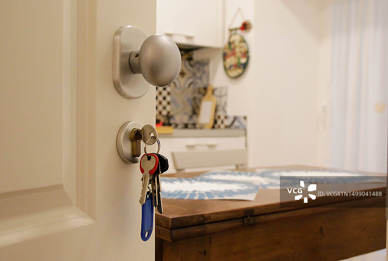 公寓门打开图片素材