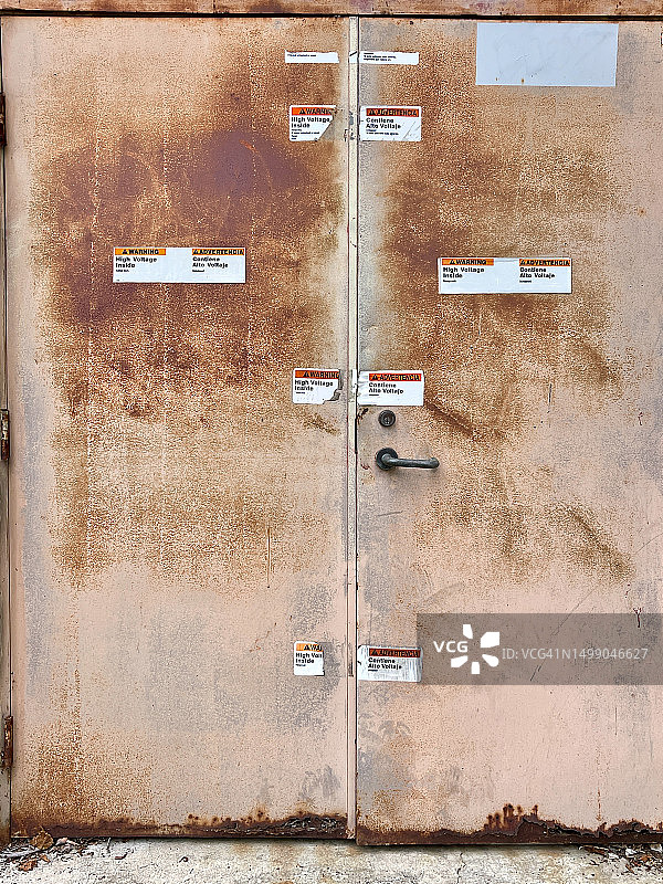 带高压电气设备的生锈的门图片素材