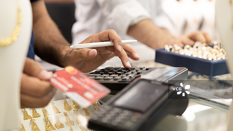 男子在珠宝店用信用卡购物图片素材