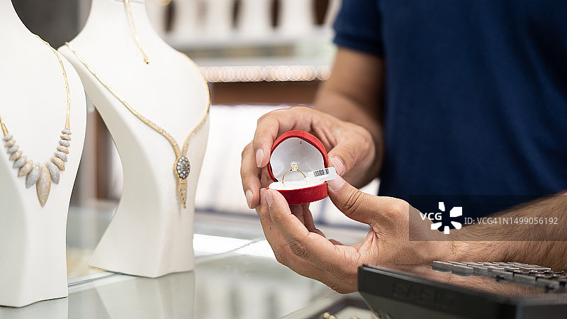 珠宝男士打开钻石戒指盒图片素材