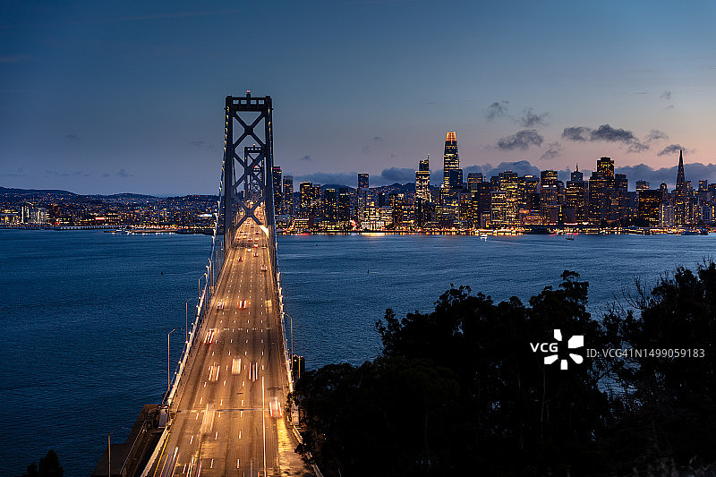 从旧金山-奥克兰海湾大桥观赏旧金山夜景图片素材