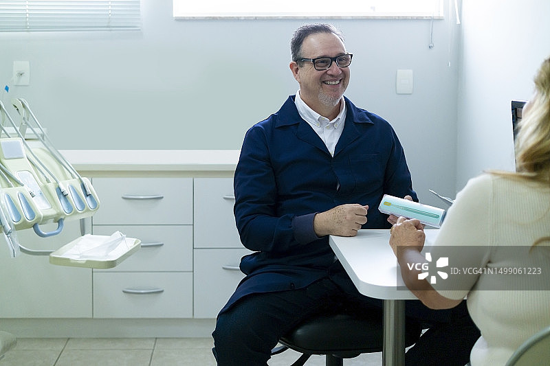 牙医和病人图片素材