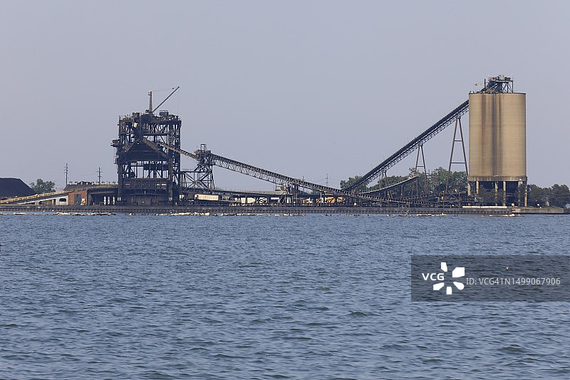 带有船舶装载输送机和储料筒仓的港口图片素材