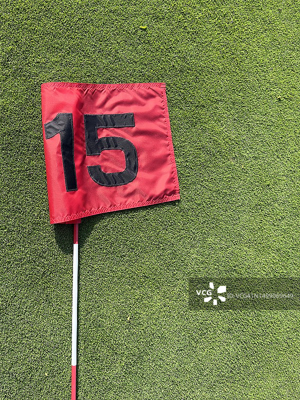 高尔夫球洞旗帜位于果岭上图片素材