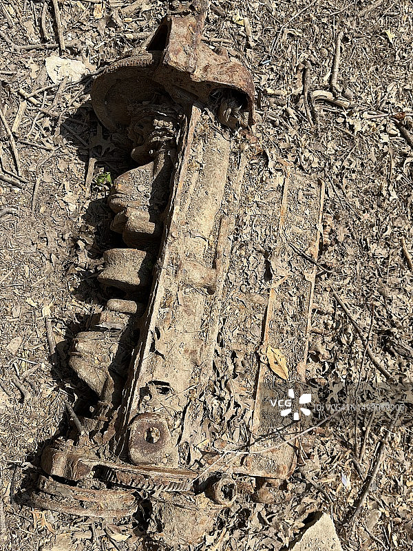 遗弃在森林中的发动机缸体图片素材