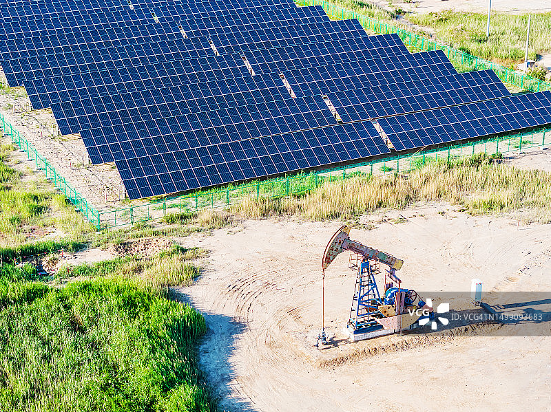 油田中的太阳能发电站图片素材