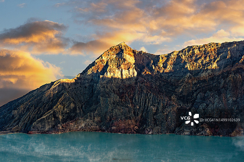 伊真火山：硫磺矿场的壮丽山景与绿色湖泊（印度尼西亚东爪哇）图片素材