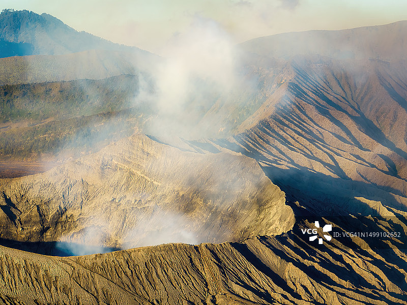 布罗莫火山无人机航拍景观，日出时分的烟雾，印度尼西亚东爪哇图片素材