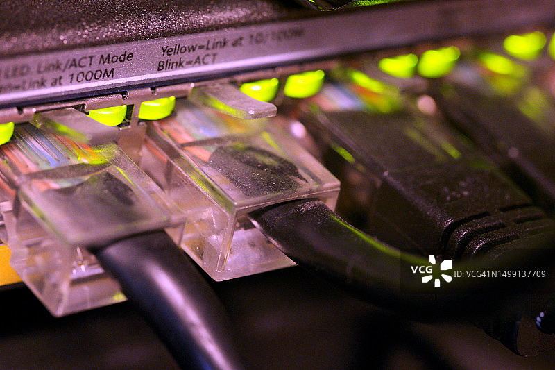 数据中心机房的网络连接电缆插头图片素材